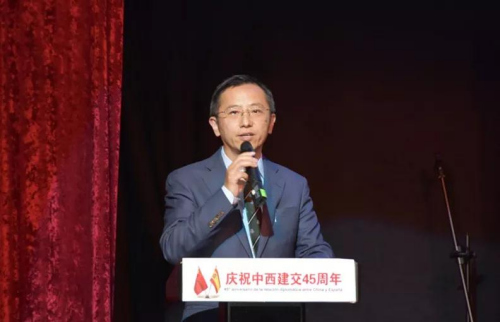 歐華傳媒董事長(zhǎng)裘誠(chéng)謙先生致答謝詞。(西班牙《歐華報(bào)》)