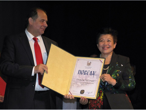 2016年10月8日，怡海集團董事局主席王琳達獲得塞爾維亞授予了“終身成就獎”，這也是當?shù)卣状螌⒆罡邩s譽表彰頒發(fā)給外國人，是中國企業(yè)家第一人。受訪者供圖