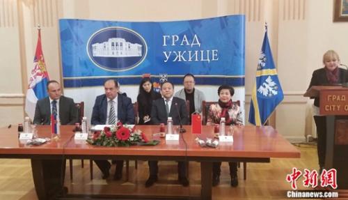 2018年11月，代表團與烏日策市政府舉行工作會談并簽署建立友好城市關系協(xié)議書。左起分別為烏日策副市長，烏日策市長蒂霍米爾·佩特科維奇，哈爾濱市市長孫喆，怡海集團董事局主席王琳達。受訪者供圖