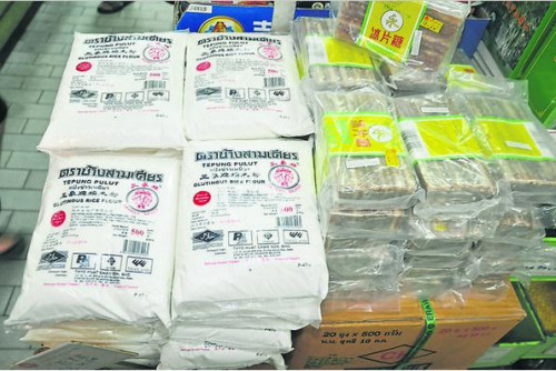 糯米粉及片糖等，是只做湯圓不可缺少的原料。(馬來西亞《中國報》)