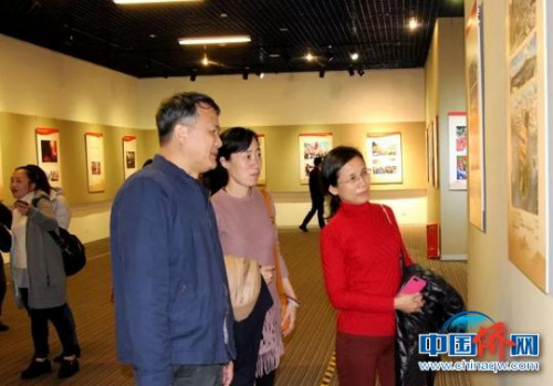 致公黨福建省委會機關(guān)干部職工參觀圖片展?！」﹫D 攝