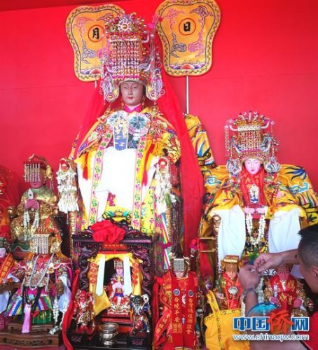 圖為在馬尼拉教堂前的花園口臨時(shí)行宮，湄洲媽祖以及隨行的福建、海南、臺(tái)灣各地的媽祖神龕，舉行了集體安坐儀式，接受馬尼拉信眾香火、鮮花?！￡P(guān)向東 攝