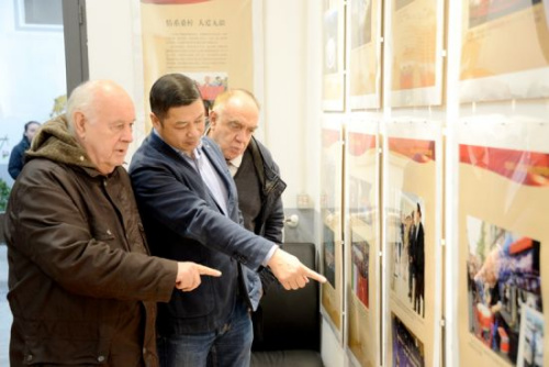 米蘭浙江華僑華人聯(lián)誼會(huì)秘書長胡志煉向意大利觀眾介紹圖片歷史背景。(圖片來源：歐聯(lián)網(wǎng))