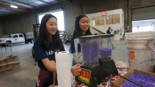 朱穎琳和Alice Yang用廚房攪拌機將干花打碎成細片。(美國《世界日報》/李雪 攝)