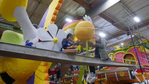 廠房中大部分是少男少女忙碌的身影，華裔學子尤其多。(美國《世界日報》/李雪 攝)