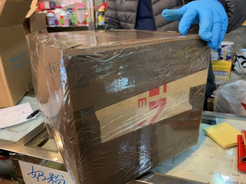 業(yè)者近日忙于打包民眾包裹，爭取在農(nóng)歷新年之前將禮物郵寄回國。(美國《世界日報》/賴蕙榆 攝) 