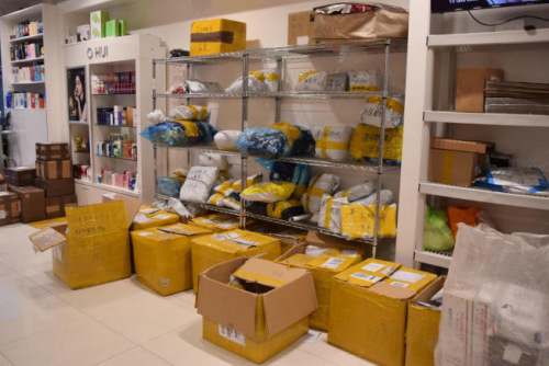 不少包裹擺放在快遞公司門店等著處理。(美國《世界日報》/顏潔恩 攝)