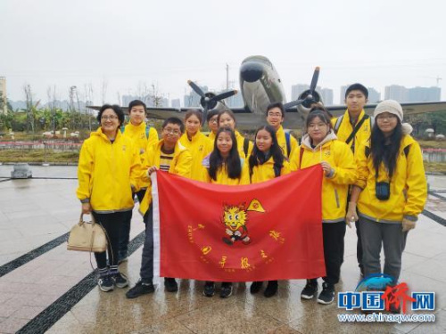 12月25日，海外華裔青少年及領(lǐng)隊(duì)在美國(guó)飛虎隊(duì)桂林遺址公園內(nèi)，一架C-47飛機(jī)前合影?！W惠蘭 攝