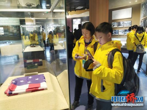 12月25日，海外華裔青少年參觀美國(guó)飛虎隊(duì)桂林紀(jì)念館，感受飛虎隊(duì)在桂林的抗日史實(shí)?！W惠蘭 攝