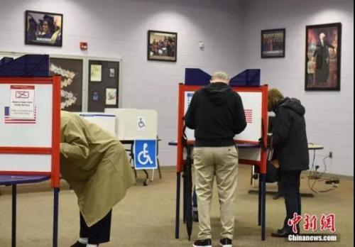 選民在投票點投票。<a target='_blank' >中新社</a>記者 鄧敏 攝