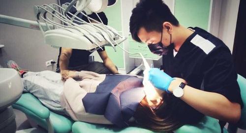 李佳其與患者合影。(圖片來源：俄羅斯衛(wèi)星網(wǎng))