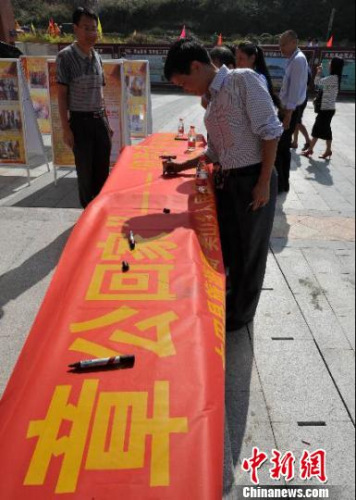 　圖為2016年10月28日，福建省大田縣舉行盼望章公祖師早日回歸故里簽名請?jiān)富顒?dòng)。張斌攝。