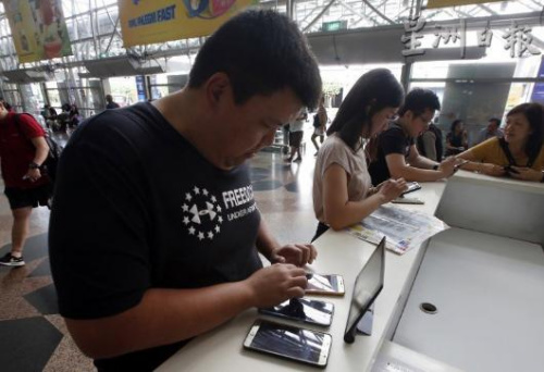 有人甚至自備4部手機及平板電腦，嘗試上網搶購電動火車回鄉(xiāng)票。(馬來西亞《星洲日報》)