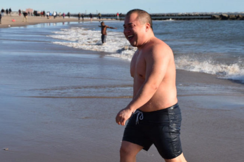 完成冬泳挑戰(zhàn)的林悅聰，滿臉開心走回岸邊。（美國《世界日報》/顏潔恩 攝）