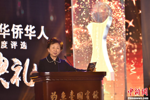 圖為評委代表加拿大《加中時報》創(chuàng)辦人林蔡亮亮女士，宣布揭曉十大新聞評選結(jié)果。<a target='_blank' >中新社</a>記者 翟璐 攝