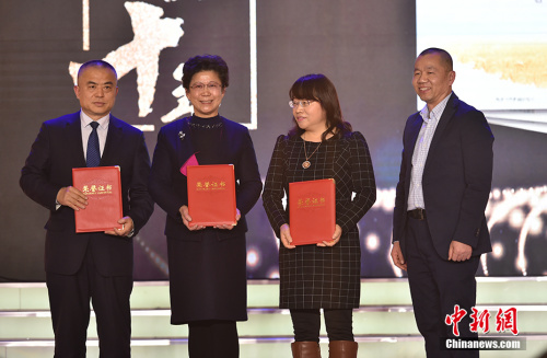 <a target='_blank' >中新社</a>副社長兼副總編輯夏春平為“‘僑’這40年”征文活動二等獎獲獎?wù)邚埿忝?、王琳達代表、陳江和代表等頒發(fā)證書。<a target='_blank'  >中新網(wǎng)</a>記者 翟璐 攝