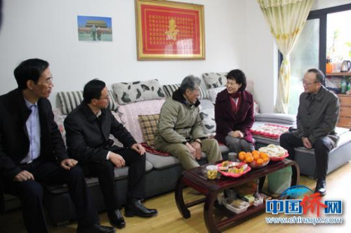 黃蘭香一行慰問英國(guó)歸僑連燕珊?！〔苄?攝