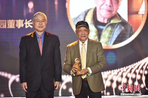 1月4日，由中國(guó)新聞社主辦的“2018‘僑鑫杯’全球華僑華人年度評(píng)選”頒獎(jiǎng)典禮在北京舉行，“2018全球華僑華人年度人物”在現(xiàn)場(chǎng)揭曉。圖為中國(guó)僑聯(lián)信息傳播部部長(zhǎng)左志強(qiáng)（左）為海南萬寧興隆熱帶花園董事長(zhǎng)、印尼歸僑鄭文泰（右）頒獎(jiǎng)。<a target='_blank'  >中新網(wǎng)</a>記者 翟璐 攝