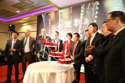 法華工商聯(lián)合會永遠名譽會長黃品松與名譽會長張達義、林光武、蔡足煥、黃學銘共同登臺，與高萍參贊、金麟澤執(zhí)行主席、戴安友會長，共同參加切蛋糕儀式(歐洲時報記者 孔帆 攝)