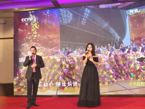 戴安友與專業(yè)歌手演唱了《不忘初心》，表達了對祖國的祝福(歐洲時報記者 孔帆 攝)