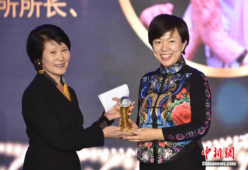 1月4日，由中國新聞社主辦的“2018‘僑鑫杯’全球華僑華人年度評選”頒獎典禮在北京舉行，“2018全球華僑華人年度人物”在現(xiàn)場揭曉。圖為中國新聞社總編輯王曉暉（左）為葉嘉瑩代表、葉嘉瑩助手、南開大學文學院副教授張靜（右）頒獎。<a target='_blank'  >中新網(wǎng)</a>記者 翟璐 攝