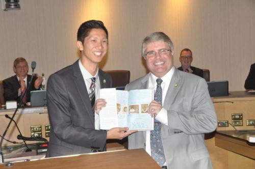 方友明（左）特別贈送葛瑞芬斯米歇爾‧奧巴馬的自傳，并隨書附上市府員工的感謝言論，紀念他為桑尼維爾的貢獻。（美國《世界日報》/林亞歆 攝）