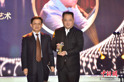 1月4日，由中國(guó)新聞社主辦的“2018‘僑鑫杯’全球華僑華人年度評(píng)選”頒獎(jiǎng)典禮在北京舉行，“2018全球華僑華人年度人物”在現(xiàn)場(chǎng)揭曉。圖為中央統(tǒng)戰(zhàn)部十局局長(zhǎng)許玉明（左）為國(guó)家大劇院總監(jiān)，全球華人藝術(shù)發(fā)展基金理事會(huì)理事長(zhǎng)呂嘉（右）頒獎(jiǎng)。<a target='_blank'  >中新網(wǎng)</a>記者 翟璐 攝