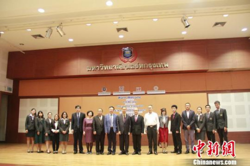 出席短篇小說集《一個(gè)人的聚會(huì)》泰文版發(fā)布會(huì)的部分人員合影。　趙婧楠 攝