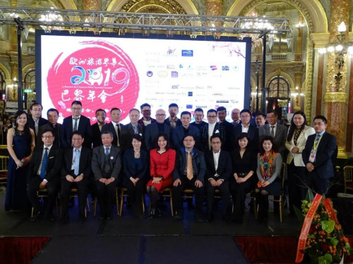 嘉賓合影。(歐洲時報記者 張雨滴 攝)