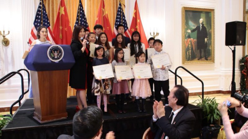 獲獎(jiǎng)華裔青少年合影。