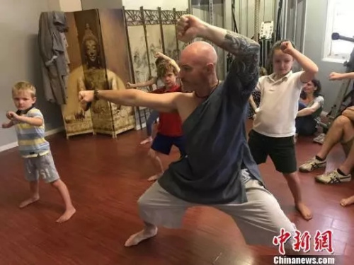 布雷特給小學(xué)員上課。陶社蘭 攝