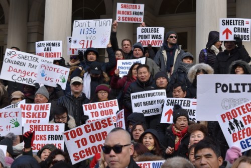 抗議者拿著標(biāo)語(yǔ)反對(duì)游民收容所進(jìn)駐大學(xué)點(diǎn)。(美國(guó)《世界日?qǐng)?bào)》/顏嘉瑩 攝)