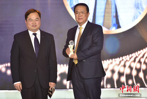 1月4日，由中國新聞社主辦的“2018‘僑鑫杯’全球華僑華人年度評選”頒獎典禮在北京舉行，“2018全球華僑華人年度人物”在現(xiàn)場揭曉。圖為中央統(tǒng)戰(zhàn)部九局局長劉玉江(左)為中東歐中醫(yī)藥學會會長陳震(右)頒獎。<a target='_blank'  >中新網(wǎng)</a>記者 翟璐 攝