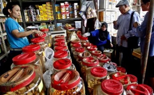 陳美娟（左）接手管理廣生和的生意以后，為老店進行改革和轉(zhuǎn)型，售賣數(shù)百種款式的餅乾和零嘴，生意更因此而蒸蒸日上。（馬來西亞《星洲日報》）