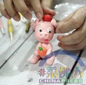 粘土”小豬”。（馬來西亞《中國報(bào)》）