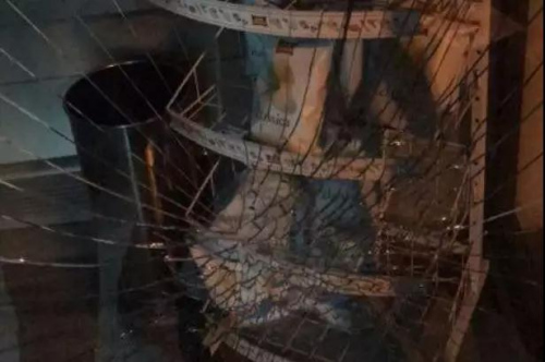 店內(nèi)被打碎的玻璃。（《歐洲時(shí)報(bào)》意大利版微信公眾號“意燴”）