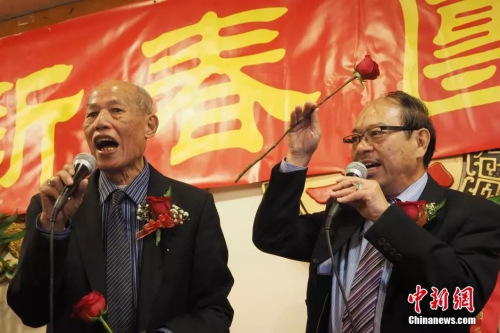 資料圖：2015年2月16日，著名僑領(lǐng)黃金泉(左)參加中國駐洛杉磯總領(lǐng)館舉辦的傳統(tǒng)僑社新春招待會。<a target='_blank' >中新社</a>發(fā) 毛建軍 攝