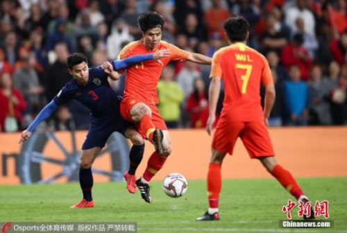 當?shù)貢r間1月20日，中國男足在亞洲杯1/8決賽中迎戰(zhàn)泰國隊。上半場泰國隊素巴猜率先破門，國足在下半場5分鐘之內(nèi)由肖智和郜林連入兩球完成逆轉(zhuǎn)，從而以2：1戰(zhàn)勝對手晉級8強。晉級八強后，國足將于北京時間25日凌晨0:00迎來1/4決賽的考驗，對手是伊朗和阿曼之間的勝者。圖為中國隊蒿俊閔與泰國隊提拉通·汶馬探在搶球。圖片來源：Osports全體育圖片社