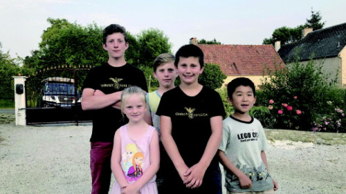 沙先生的兒子和國外小朋友合影?！∈茉L者供圖