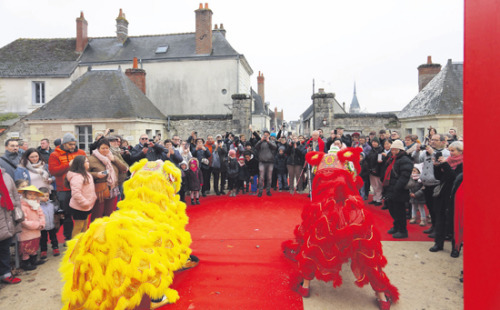 舞獅表演吸引觀眾。（《歐洲時(shí)報(bào)》/黃冠杰 攝）