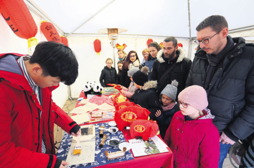 民眾排隊(duì)體驗(yàn)中國的拓印。（《歐洲時(shí)報(bào)》/黃冠杰 攝）