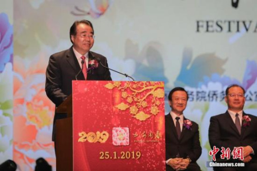 圖為國(guó)務(wù)院僑務(wù)辦公室主任許又聲在晚會(huì)演出前致辭指出，希望澳門(mén)同胞能夠緊緊依靠祖國(guó)，抓住歷史機(jī)遇，充分發(fā)揮愛(ài)國(guó)愛(ài)澳、包容共濟(jì)、務(wù)實(shí)進(jìn)取的優(yōu)良傳統(tǒng)，在國(guó)家改革開(kāi)放的新一輪大潮中乘風(fēng)破浪、大展宏圖。<a target='_blank' >中新社</a>記者 謝光磊 攝