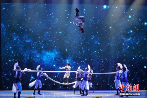 圖為雜技《抖杠》剛?cè)岵?jì)，具有濃郁民族特色。<a target='_blank' >中新社</a>記者 謝光磊 攝