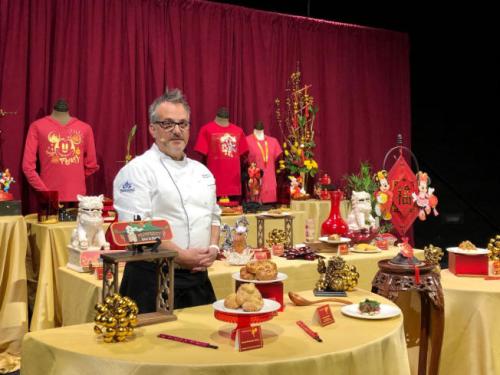 迪斯尼為中國新年推出的周邊商品。(圖片來源：美國《世界日報(bào)》記者 張宏 攝)