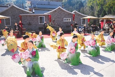 　隨著鑼鼓聲響起，一尾尾鮮艷的魚燈“游”在人群中，時(shí)而上下翻飛，時(shí)而飛騰跳躍，分外動(dòng)人。在舞燈師傅的指導(dǎo)下，國(guó)際友人有模有樣地完成了一場(chǎng)魚燈舞。