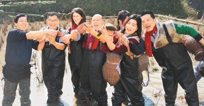 　　抓田魚活動(dòng)吸引了不少外國(guó)友人的注意。大家紛紛換上裝備，感受一番抓田魚的樂趣。