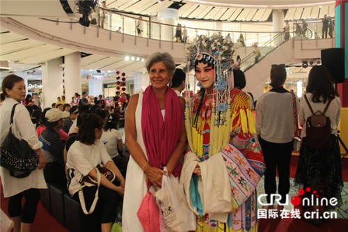 游客和演員們合影留念。