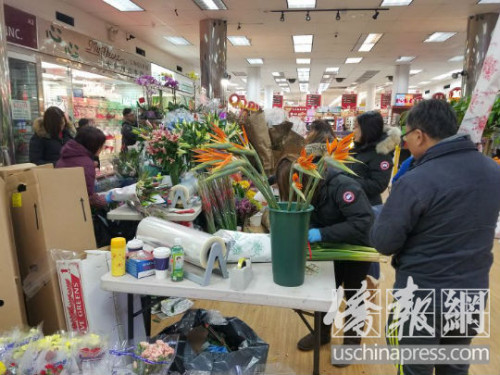 法拉盛花市不畏嚴寒熱鬧非常。(張晶攝)