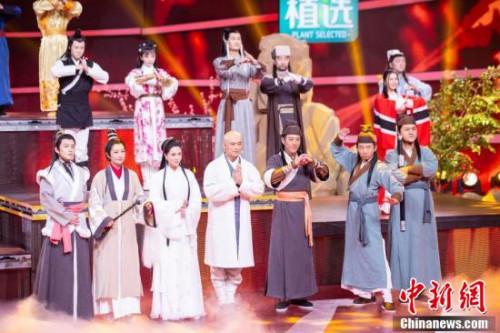 眾多知名演員亮相“四海同春”2019全球華僑華人春節(jié)大聯(lián)歡錄制現(xiàn)場。