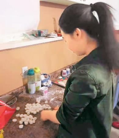 馬文靜在包餃子。